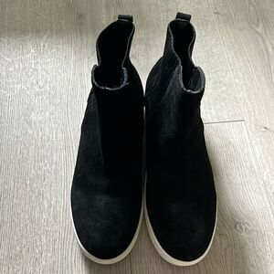 Like New Steve Madden leather suede black slip on booties 7.5